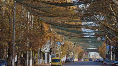Kherson residents urged to leave as Russian attacks threaten power and heating