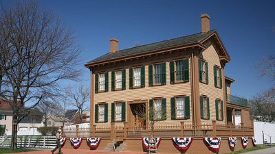 In 1887, Robert Lincoln transferred his family home to Illinois with conditions for its preservation; today it anchors Lincoln Home National Historic Site