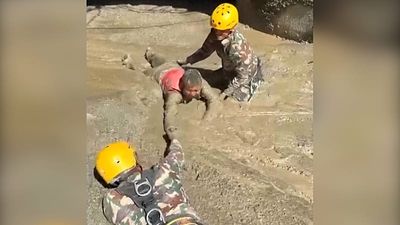 Nepal: army rescues hundreds as diaspora mourns lives lost