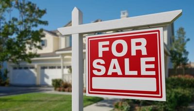The Two-House Problem: What Happens When You Buy Before Your Old Home Sells?