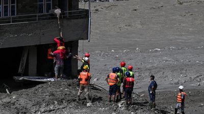Rescuers grapple with a mountain of challenges after the Nepal-Tibet floods