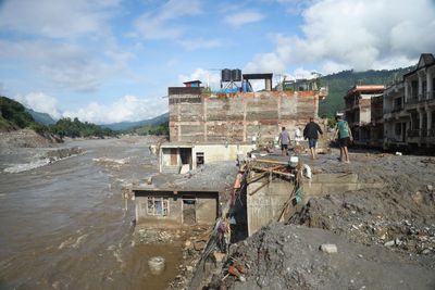 At least 90 Americans missing in Nepal flood among 2,000 unaccounted for