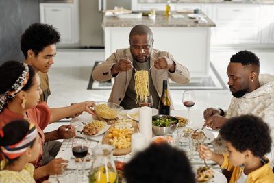 The Grocery Store Wants You to Buy Dinner at 5 P.M. — Here’s Why That Gets Expensive