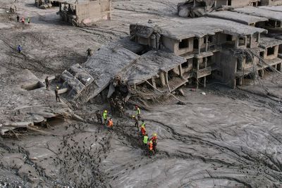 Searches continue for thousands missing as death toll tops 700 after Nepal flood