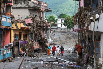 Fresh flood warning issued in Nepal as death toll climbs above 900