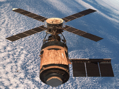 In 1974, Skylab 4 astronauts returned after 84 days in orbit; flipped circuit breakers cut pitch-and-yaw control before Carr used backup mode for reentry