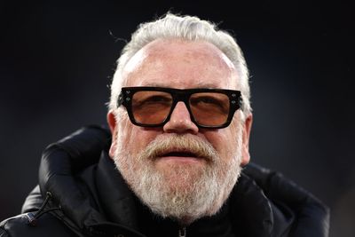 Ray Winstone wonders how people meet each other: ‘Everybody’s terrified to open their mouths’