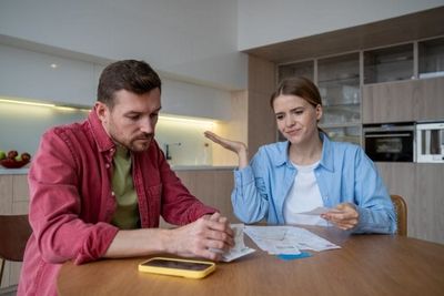 Creating a Two Income Household With A Side Hustle if Your Spouse Doesn’t Have a Job