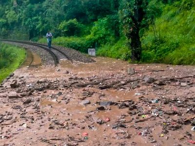 Over 400 rescued after hill slip disrupts Kalka-Shimla train run