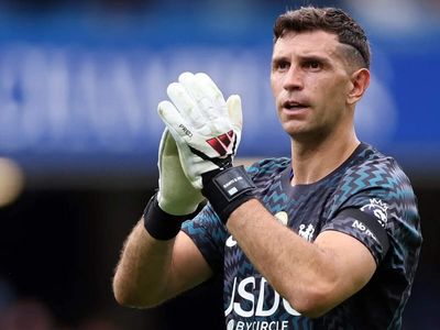 Chelsea sign Emiliano Martinez from Aston Villa for £7.5 million as transfer ties deepen