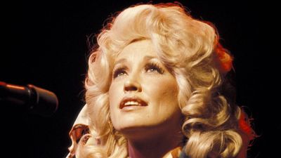 “He wasn’t listening to anything I had to say. So I went home and wrote that song and took it back the next morning. I sang it and he was crying”: How Dolly Parton’s heart-wrenching ballad became one of the most famous songs of all time