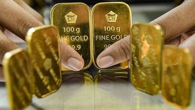 Gold holds ground after 3% drop on Warsh's hawkish stance