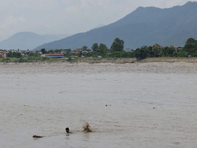 Nepal buries dead as rescuers seek thousands missing