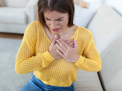 7 Heart Attack Signs Women Should Never Ignore