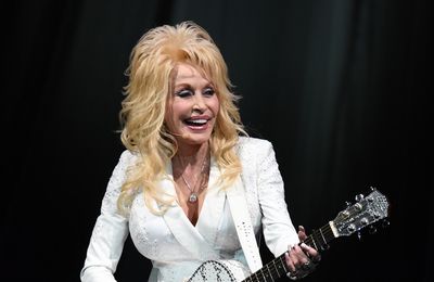 Dolly Parton's sister pays tribute