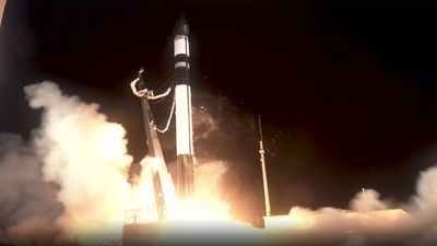 Rocket Lab launches Japanese radar satellite to orbit on 'Owl Around the World' mission (video)