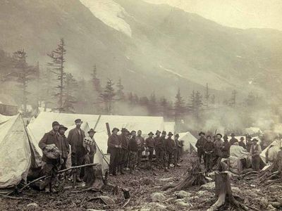 In 1898, Sheep Camp grew into a gold-rush town of 6,000 to 8,000 people; by July 1899, only 18 remained, while most buildings still stood in 1906