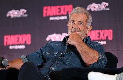 Mel Gibson apologises for 'thoughtless idiocy' after appearing to mock ASL interpreter