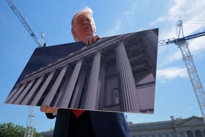 US supreme court allows Trump to keep building $400m White House ballroom