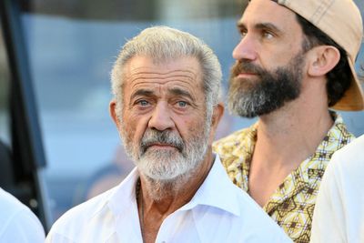 Mel Gibson forced to apologize after mocking sign language interpreter