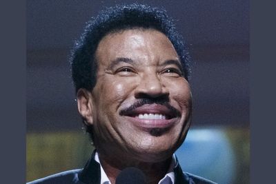 Lionel Richie May Have Suffered Dehydration Onstage Before ICU Stay, Reportedly OK'd to Go Home Tuesday