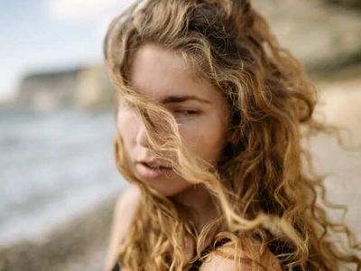 Does Weather Really Change Your Hair? Find Out Why It Happens