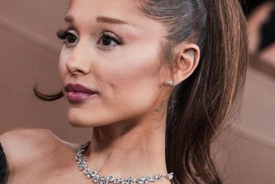 Ariana Grande forced to ditch signature look after injury at London concert
