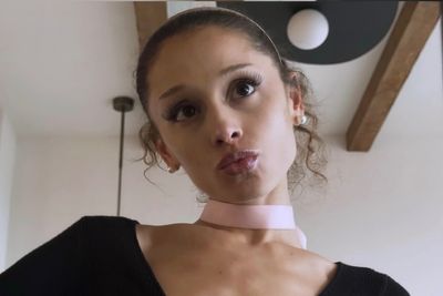 Ariana Grande Injury Update: Singer Wears 'Cozy Footwear' for 'Deep Cut' Ahead of Tour Finale