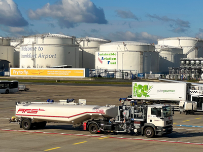 In 2021, NREL fermented food waste into volatile fatty acids and catalytically upgraded them to jet fuel; the SAF was estimated to cut net carbon emissions by up to 165% when landfill disposal was assumed