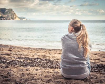 The Guardian view on loneliness: the decline in friendship leaves gen Z exposed