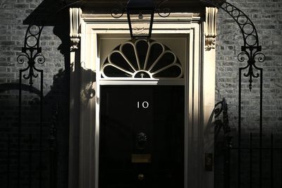 Tourists duped by fake 10 Downing Street listing on Booking.com
