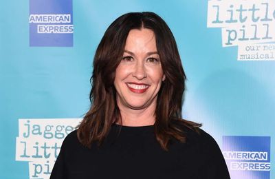 Alanis Morissette accuses tour manager of 'blackmail campaign'