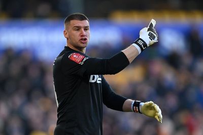 Celtic sign former England goalkeeper after confirming double exit