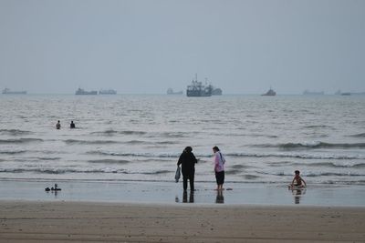 Iran targets US allies in Gulf after overnight attacks, and other Mideast news