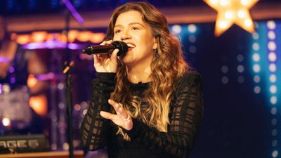 After Kelly Clarkson’s Show Ended, A Producer Weighed In On What Made Her Such A Great Host