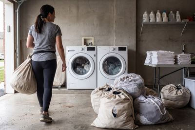 US Navy Mum Makes Up to $11,000 a Month Doing Other People's Laundry From Home: 'It's Better Than Uber'