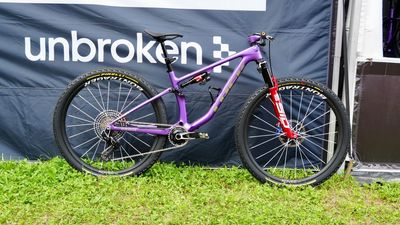 Automatic suspension, string spokes, and custom brakes: Evie Richards' unreleased Trek flex-stay prototype from Val di Sole