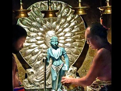 Emerald Lord Murugan idol stolen from a Tamil Nadu temple by thieves who went undetected through CCTVs and alarms; gang may have come earlier as devotees to the hill-top shrine