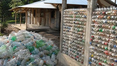In 2007, American Peace Corps volunteer Laura Kutner began collecting plastic bottles in Granados; by 2009, they formed 2 schoolrooms and inspired 10 more schools