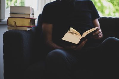 CEOs are reading fewer books because of AI—and it's starting to worry them