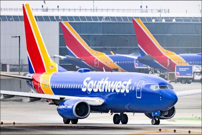 中英對照讀新聞》Southwest rolls back its overweight passenger policy 西南航空還原其超重乘客政策