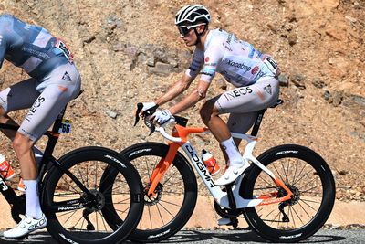 Oscar Onley suffers huge dent to Vuelta a España podium hopes after early crash and summit finish struggles