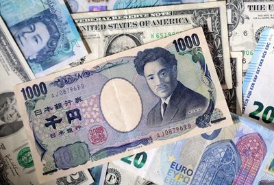 Yen headed for strongest week in a month, dollar flat ahead of payroll data