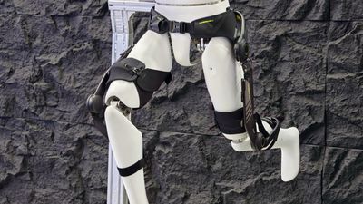 This AI-powered exoskeleton supports your entire lower body — and still fits inside a backpack