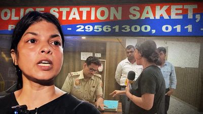 What happened to journalist Shaheen Khan at Saket police station?