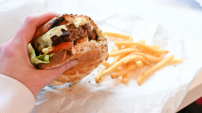 Man enters Chilli’s restaurant in foul mood, allegedly makes server cry. Then his burger arrives and he notices something off after the first bite