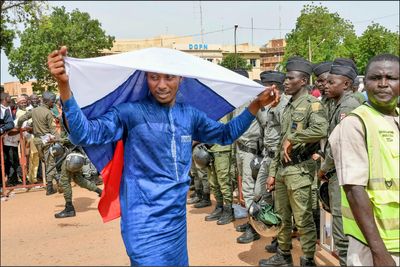 中英對照讀新聞》Thwarted Niger mutiny exposes junta’s Russia dependence 挫敗尼日兵變 凸顯軍政府對俄羅斯的依賴