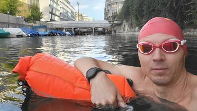 ‘Wonderfully Swiss, slightly mad’: This IT guy swims to work while cleaning Zürich’s waterways