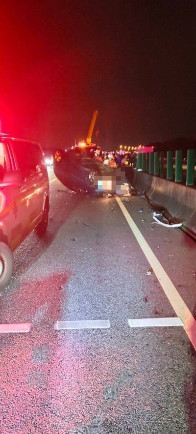 國道路肩倒車釀4車追撞5傷 百歲人瑞送醫觀察