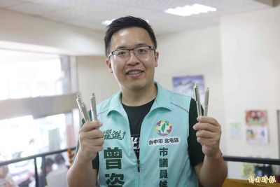 好寫到爆紅！曾咨耀競選原子筆掀排隊潮 莊競程來問、何欣純將聯名